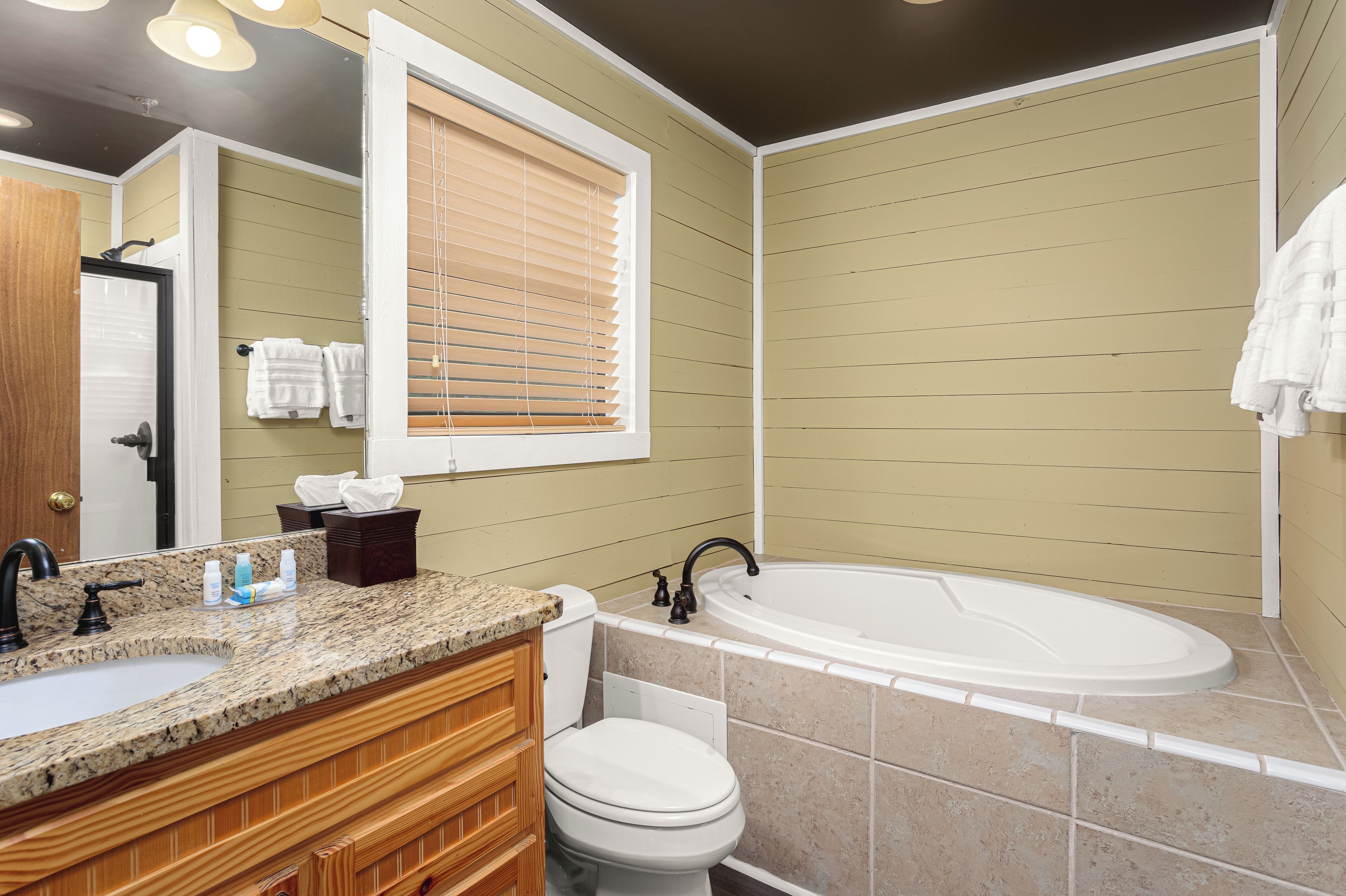 Suite Grand, pemandangan danau | Kamar mandi | Pengering rambut, handuk, sabun, dan sampo