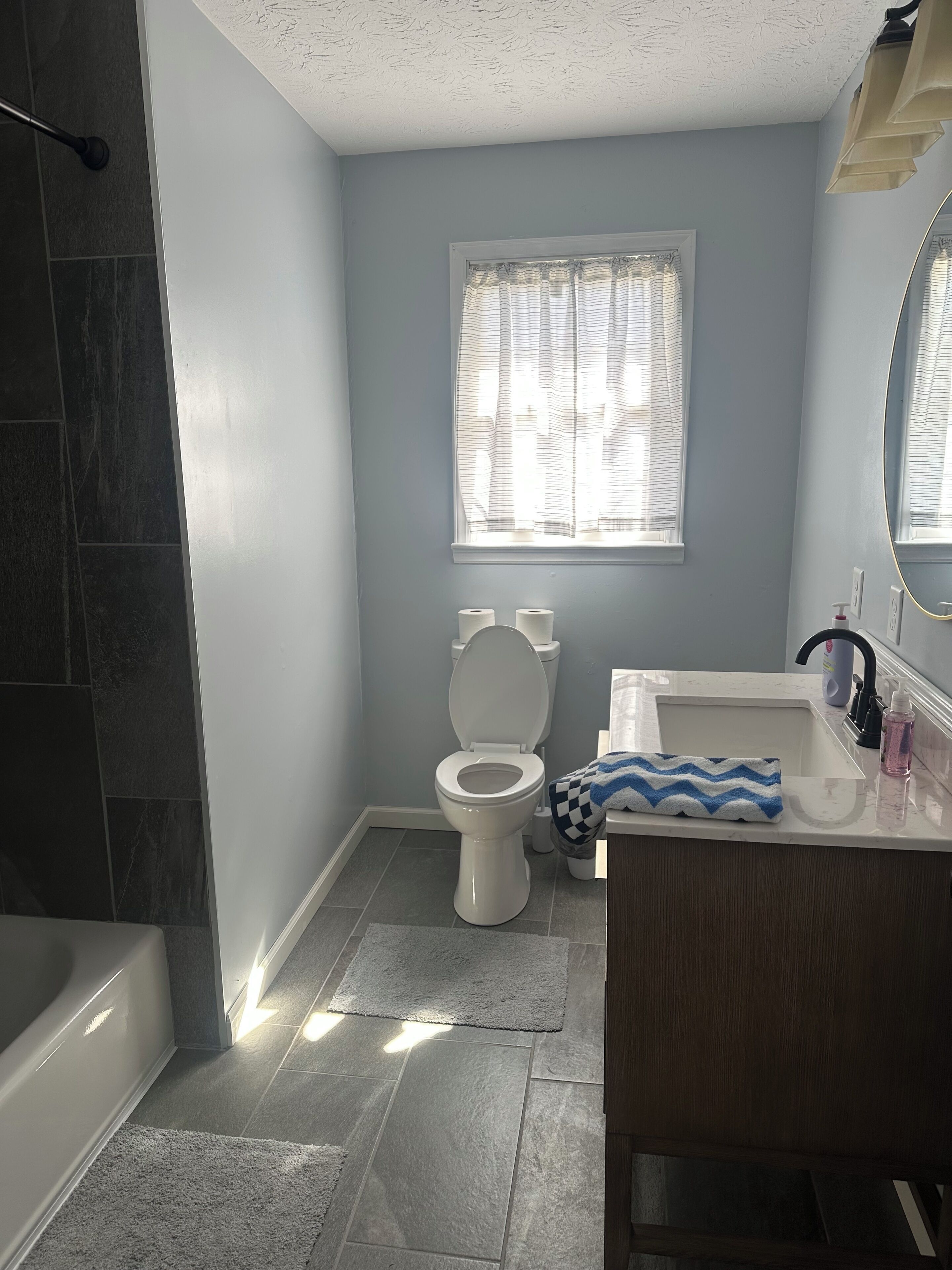 Secadora de cabello, toallas, jabón, papel de baño 