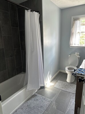 SĂšche-cheveux, serviettes fournies, savon, papier toilette