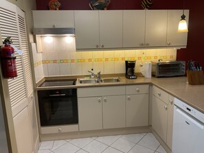 Fridge, oven, stovetop, dishwasher - Ocean front studio F7 at Sand Dollar Resort in Hato, Bonaire N. A. (Kralendijk)