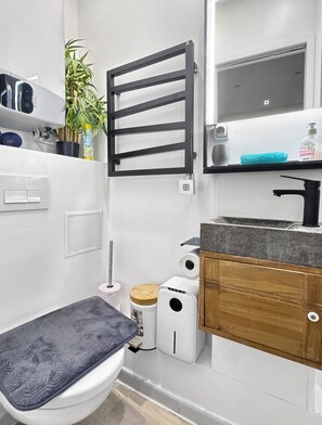 Unclassified image, 4 of 20, button - Studio, 18 m² • 3 min from the Champs-Élysées & the metro (Paris)