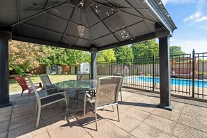 Outdoor dining - Tranquil poolside retreat!  Basement with 2 rooms! Close to Niagara Falls. (Niagara Falls)