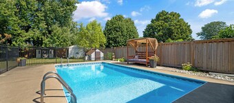 Tranquil poolside retreat! Basement with 2 rooms! Close to Niagara Falls.