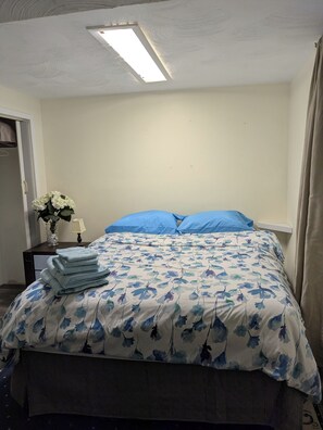 2 bedrooms, iron/ironing board, WiFi, bed sheets - Tranquil poolside retreat!  Basement with 2 rooms! Close to Niagara Falls. (Niagara Falls)