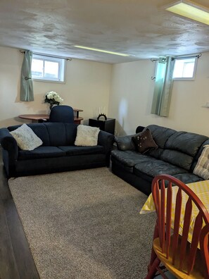 Fireplace - Tranquil poolside retreat!  Basement with 2 rooms! Close to Niagara Falls. (Niagara Falls)