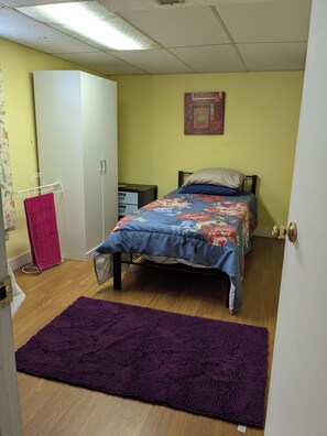 2 bedrooms, iron/ironing board, WiFi, bed sheets - Tranquil poolside retreat!  Basement with 2 rooms! Close to Niagara Falls. (Niagara Falls)