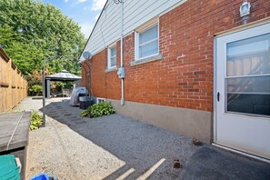 Property grounds - Tranquil poolside retreat!  Basement with 2 rooms! Close to Niagara Falls. (Niagara Falls)