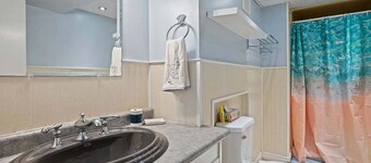 Tranquil poolside retreat! Basement with 2 rooms! Close to Niagara Falls.