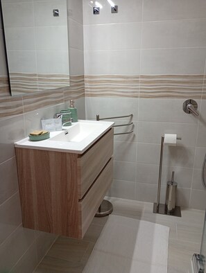Shower, hair dryer, towels, soap - Cab House Holiday home with driver 2 km from Salerno Costa D'Amalfi Airport (Bellizzi)