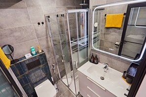Dusche, Haartrockner, Handtücher, Seife