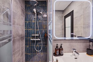 Dusche, Haartrockner, Handtücher, Seife