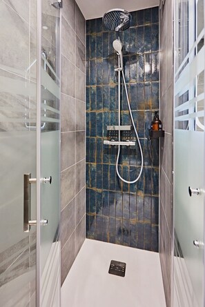 Dusche, Haartrockner, Handtücher, Seife