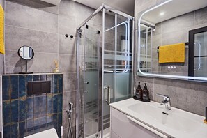 Dusche, Haartrockner, Handtücher, Seife