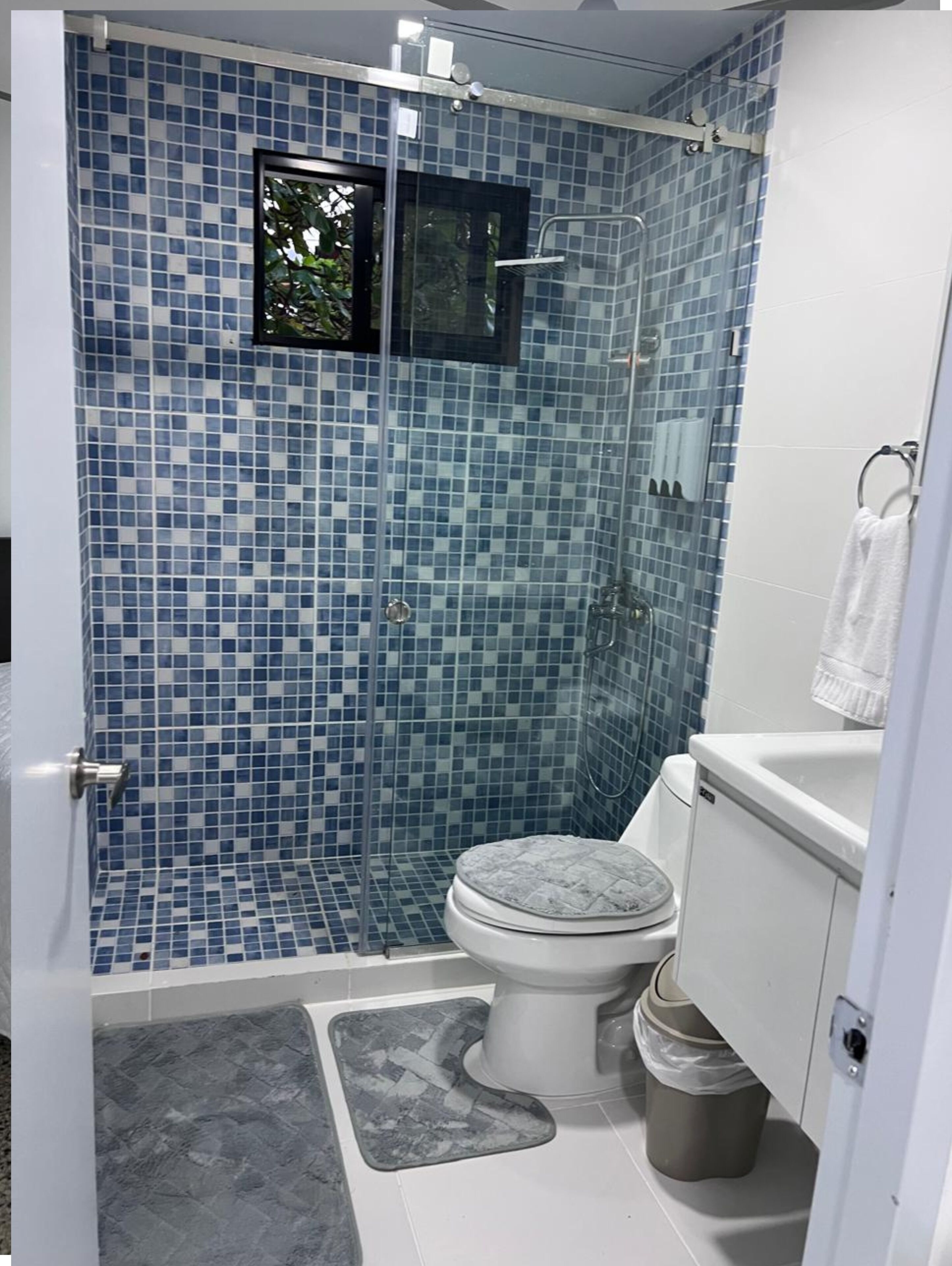 Toallas, jabón, papel de baño 