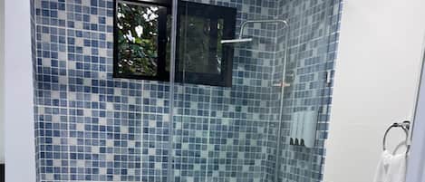 Toallas, jabón, papel de baño