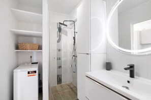 Shower, hair dryer, towels - Juan-les-Pins Studio with Sea View (Antibes)
