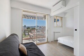 1 bedroom, iron/ironing board, WiFi, bed sheets - Juan-les-Pins Studio with Sea View (Antibes)