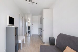 TV - Juan-les-Pins Studio with Sea View (Antibes)
