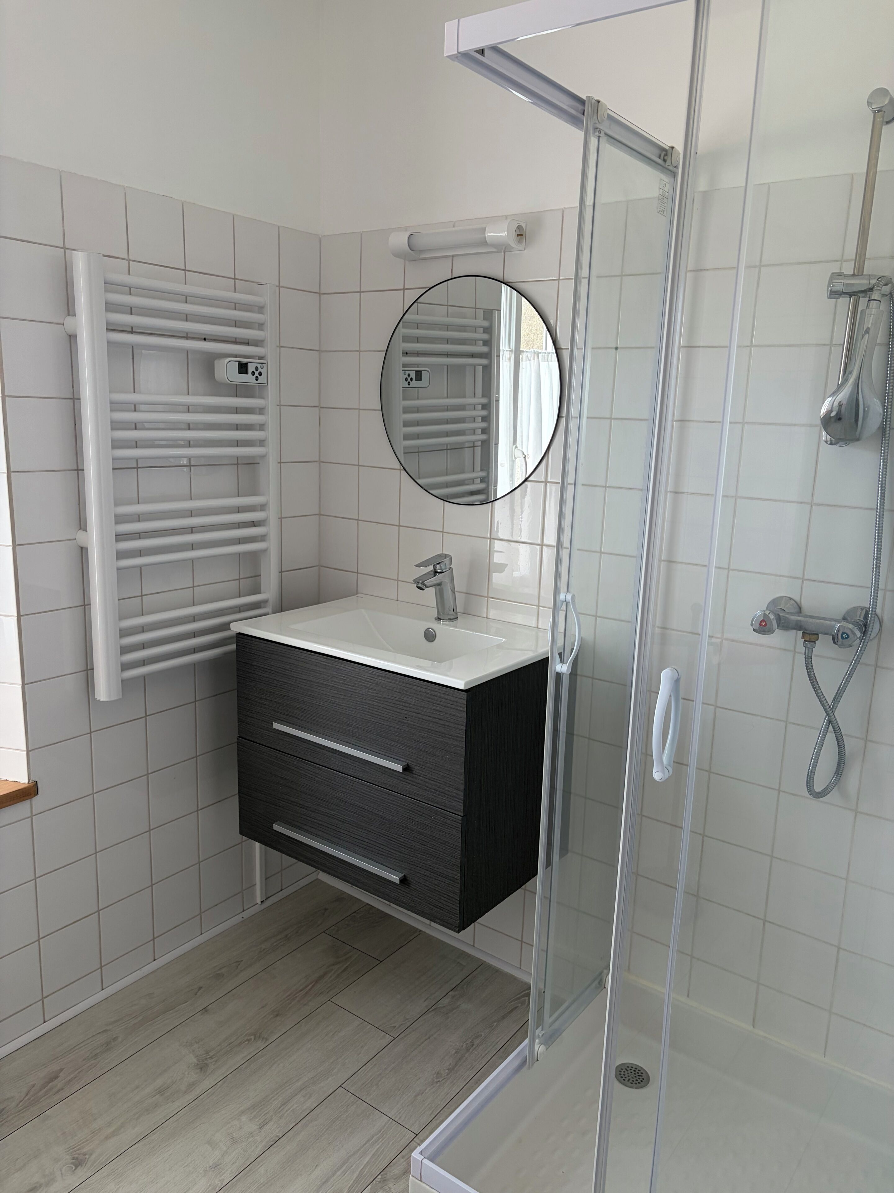 Douche, séchoir à cheveux, serviettes fournies, papier de toilette