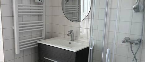 Douche, séchoir à cheveux, serviettes fournies, papier de toilette
