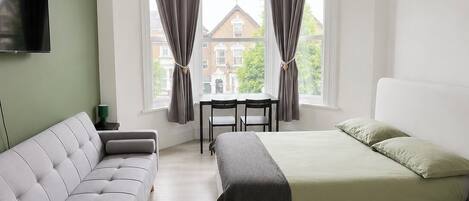 1 habitación, tabla de planchar con plancha, internet y ropa de cama