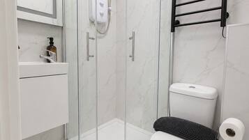Shower, jetted bath, hair dryer, towels