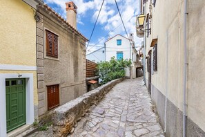 Property grounds - Vacation home Doris in the old town of Vrbnik (Vrbnik)