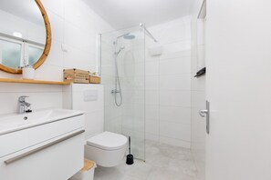 Shower, hair dryer, towels - Vacation home Doris in the old town of Vrbnik (Vrbnik)