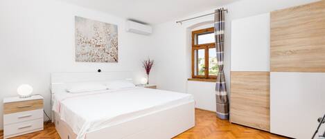 2 bedrooms, travel crib, free WiFi, bed sheets