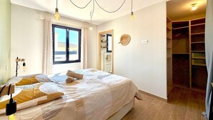 A bedroom with a bed, bedside lamps, a window, and a closet. - Villa Les Vignes – 8 guests in the Gard (Saint-Chaptes)