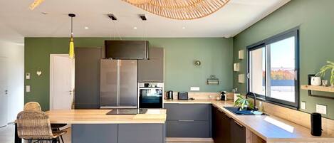 Fridge, microwave, oven, dishwasher