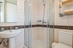 Dusche, Haartrockner, Handtücher, Seife