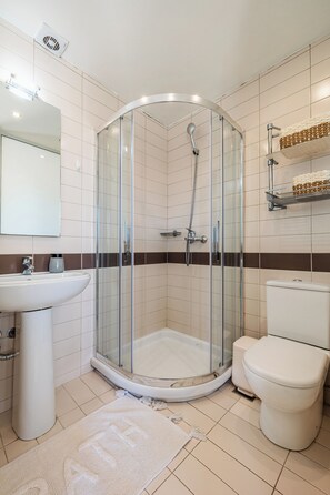Dusche, Haartrockner, Handtücher, Seife