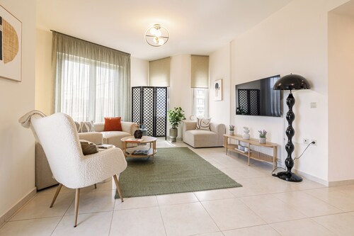 3 Bedroom Spacious  Modern Apartment with Patio