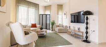 3 Bedroom Spacious  Modern Apartment with Patio