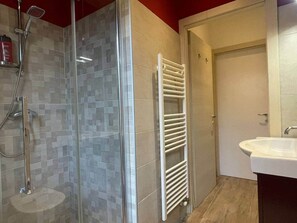 Shower, hair dryer, towels, soap - Arvén Crimson - studio apartment 15 min. from Venice (Venice)