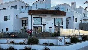 Un bâtiment moderne sur lequel on peut lire l’inscription « château de sable ».