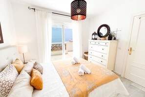 3 habitaciones, tabla de planchar con plancha y cuna de viaje 