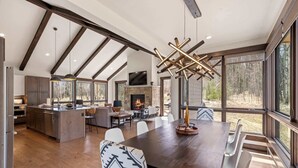 Una cocina amplia con comedor, ventanas grandes y una chimenea.