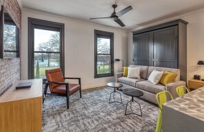 Living area - Portland | Urban River Retreat | Downtown + River (Portland)