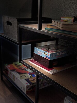 Ein Regal mit Büchern und einer Schachtel mit der Aufschrift 'Mein Erstes Memo'.
