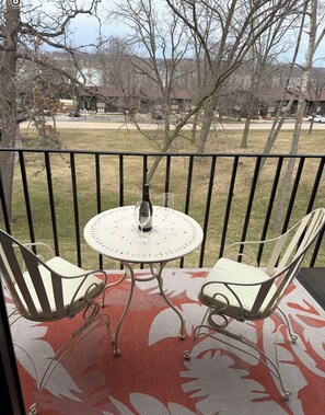 Outdoor dining - Adorable 1-bedroom condo with AC in Lake Geneva/ Lake Como (Lake Geneva)