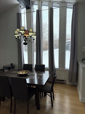 Dining - Adorable 1-bedroom condo with AC in Lake Geneva/ Lake Como (Lake Geneva)