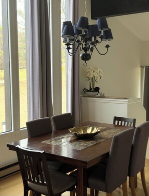 Dining - Adorable 1-bedroom condo with AC in Lake Geneva/ Lake Como (Lake Geneva)