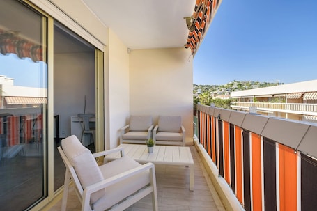 Property grounds. Central Golfe Juan 3-Room Apartment – Quiet, L’Estivallière