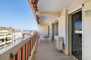 Outdoor dining - Central Golfe Juan 3-Room Apartment – Quiet, L’Estivallière (Vallauris)