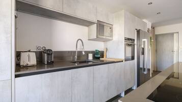 Fridge, microwave, stovetop, dishwasher