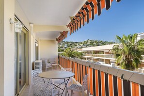 Outdoor dining - Central Golfe Juan 3-Room Apartment – Quiet, L’Estivallière (Vallauris)