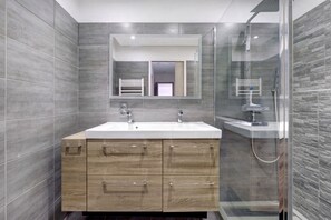 Bathroom - Central Golfe Juan 3-Room Apartment – Quiet, L’Estivallière (Vallauris)