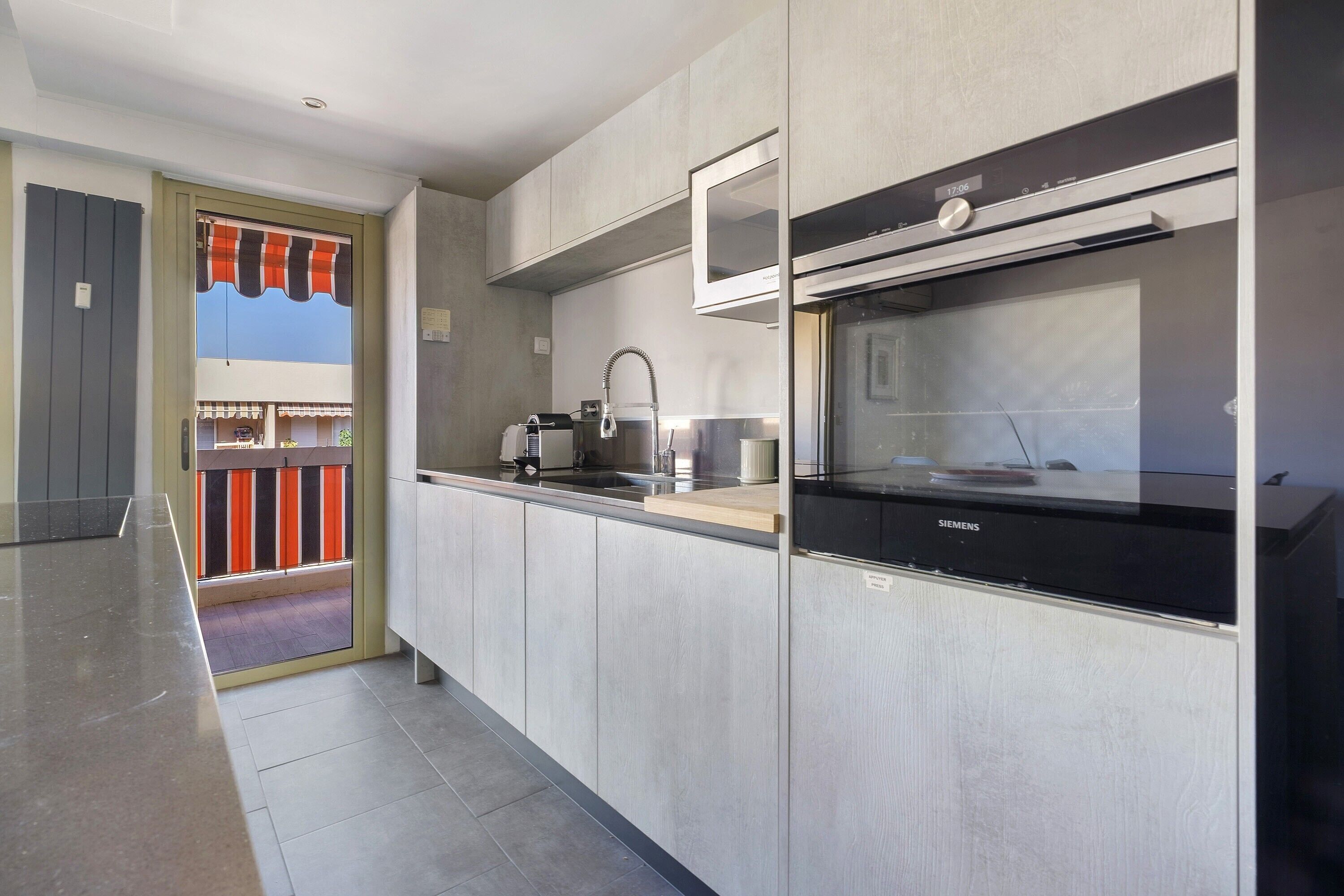 Geladeira, micro-ondas, cooktop, lava-louças